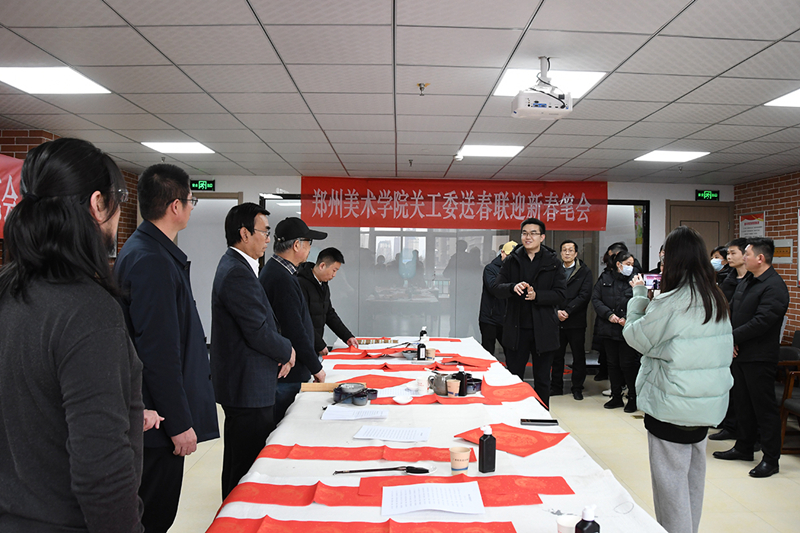 太阳成集团tyc122cc关工委走进社区举办送春联迎新春笔会活动