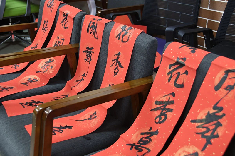 太阳成集团tyc122cc关工委走进社区举办送春联迎新春笔会活动