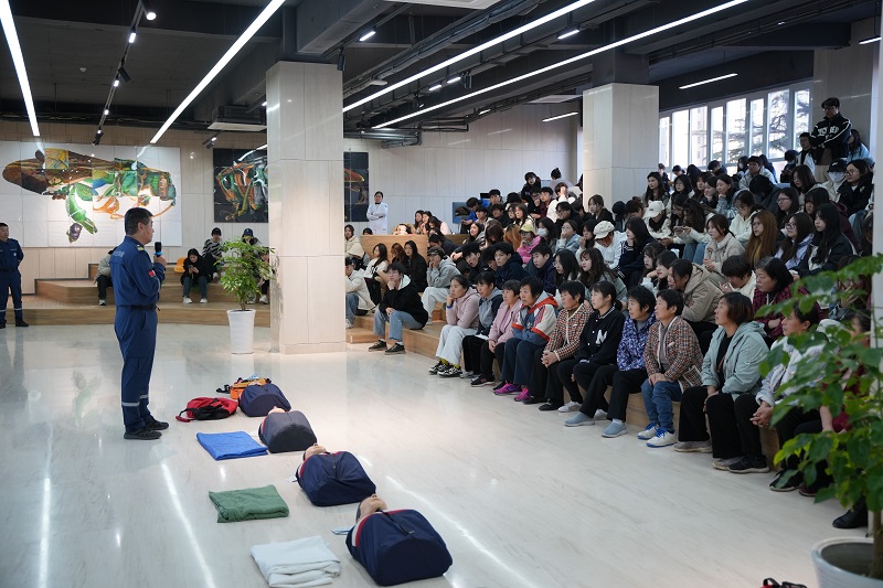 应急救援队入校开展急救培训，助力校园安全