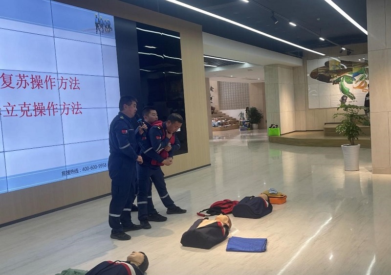应急救援队入校开展急救培训，助力校园安全