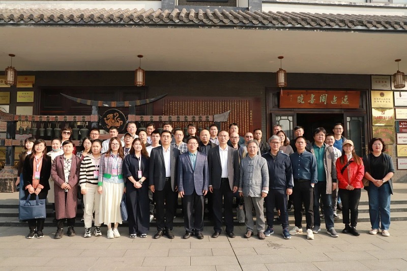 石品校长等参加在湖南文理学院召开的“地方资源·美术与设计教育”学术研讨会