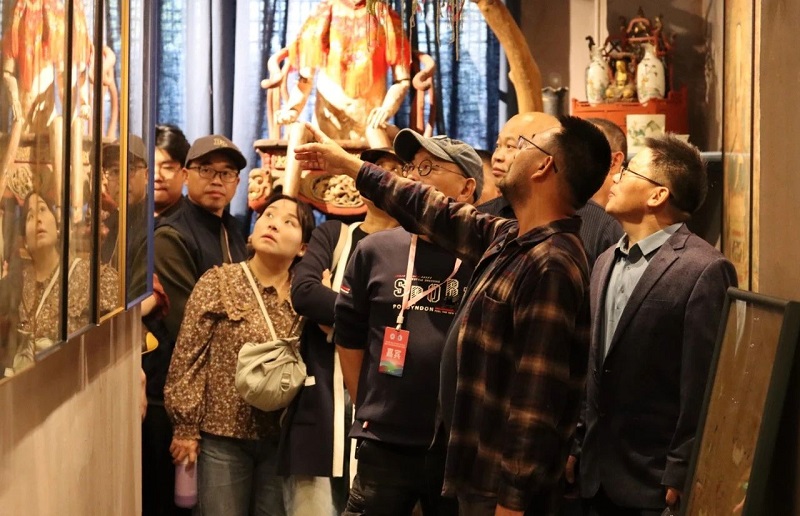 石品校长等参加在湖南文理学院召开的“地方资源·美术与设计教育”学术研讨会