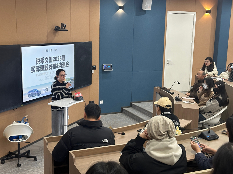 我校校长石品应邀出席中牟新区（中牟县）  教育大会并作主旨发言
