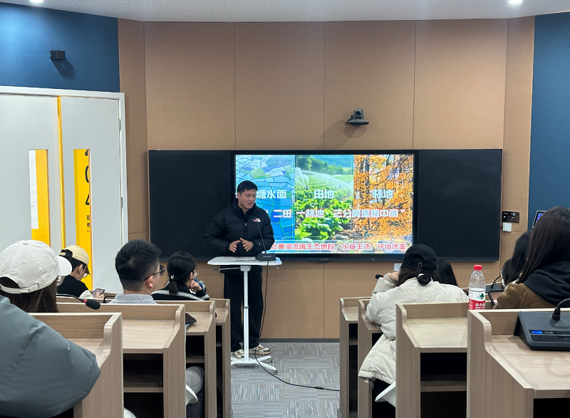 我校校长石品应邀出席中牟新区（中牟县）  教育大会并作主旨发言