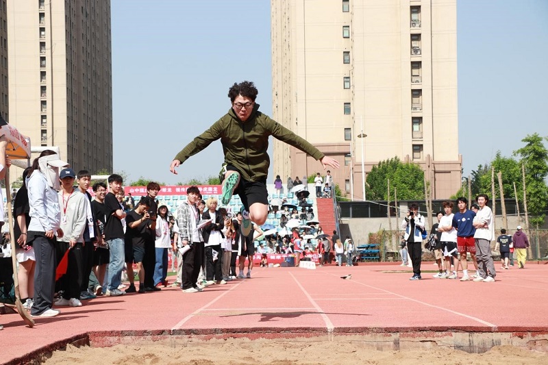 我校成功举办第十三届田径运动会