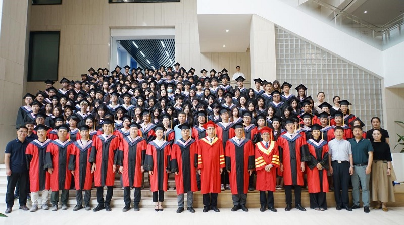 我校隆重举行2024届毕业生毕业典礼