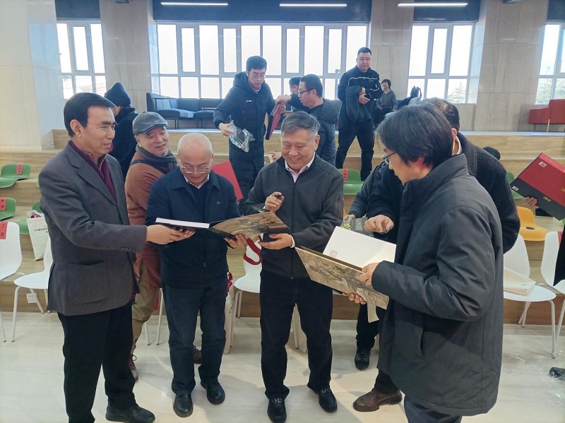 《中国近现代名家画集·马国强》（大红袍）首发式暨新书捐赠仪式在我校举办