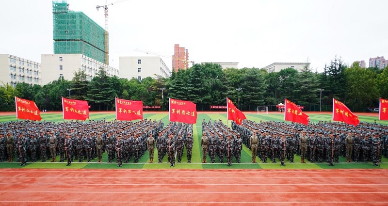 以迷彩绘青春 以担当赴征程 太阳成集团tyc122cc2025级新生军训动员大会隆重举行 以迷彩绘青春 以担当赴征程 太阳成集团tyc122cc2025级新生军训动员大会隆重举行