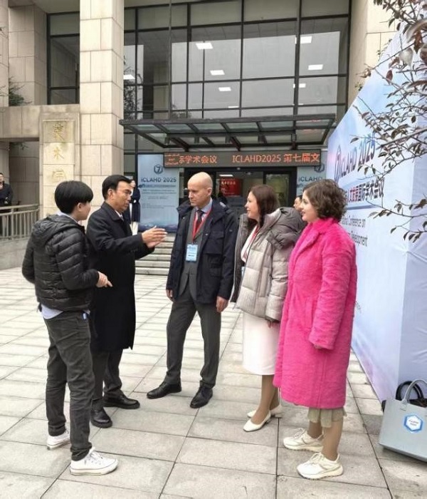 我校石品校长等参加在郑州大学举办的“第七届文学、艺术与人文发展国际学术会议” 我校石品校长等参加在郑州大学举办的“第七届文学、艺术与人文发展国际学术会议”