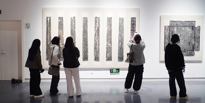 走出课堂 对话经典——我校书法专业师生赴河南省美术馆开展沉浸式书法研学 走出课堂 对话经典——我校书法专业师生赴河南省美术馆开展沉浸式书法研学