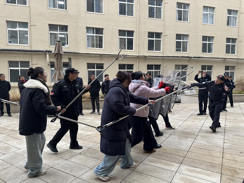 我校举行校园极端事件预防与处置专题讲座