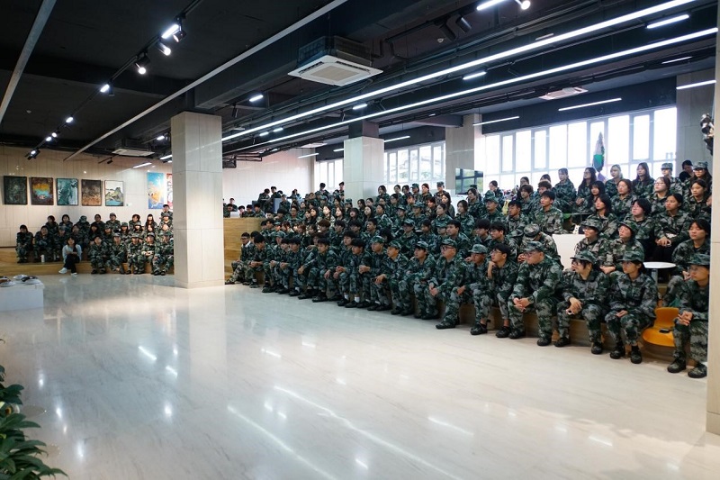 以笔墨绘就青春 以奋斗谱写华章——校长石品为太阳成集团tyc122cc2025级新生讲授开学第一课 以笔墨绘就青春 以奋斗谱写华章——校长石品为太阳成集团tyc122cc2025级新生讲授开学第一课