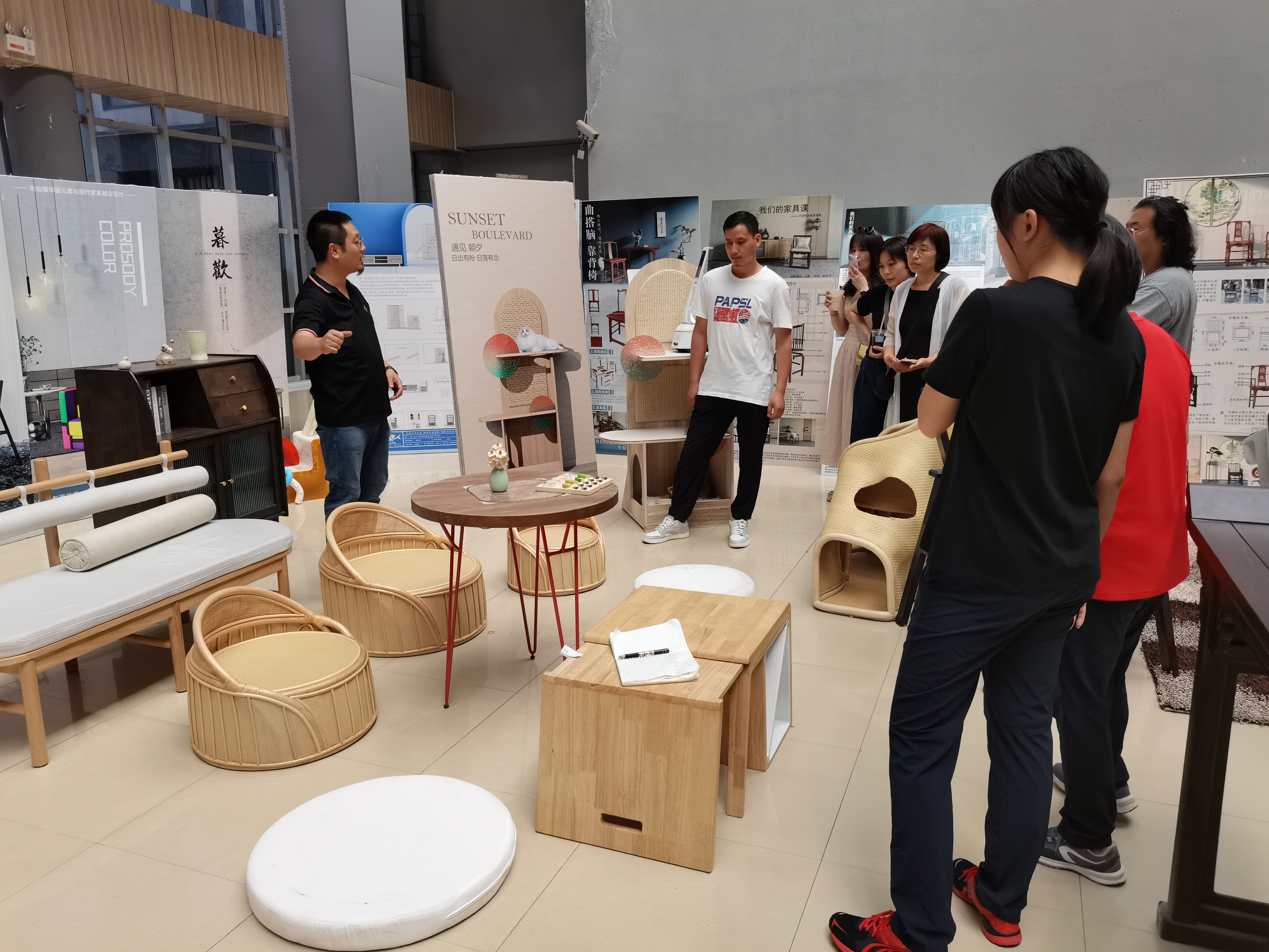 产品设计系参观河南工业大学艺术学院家居设计成果