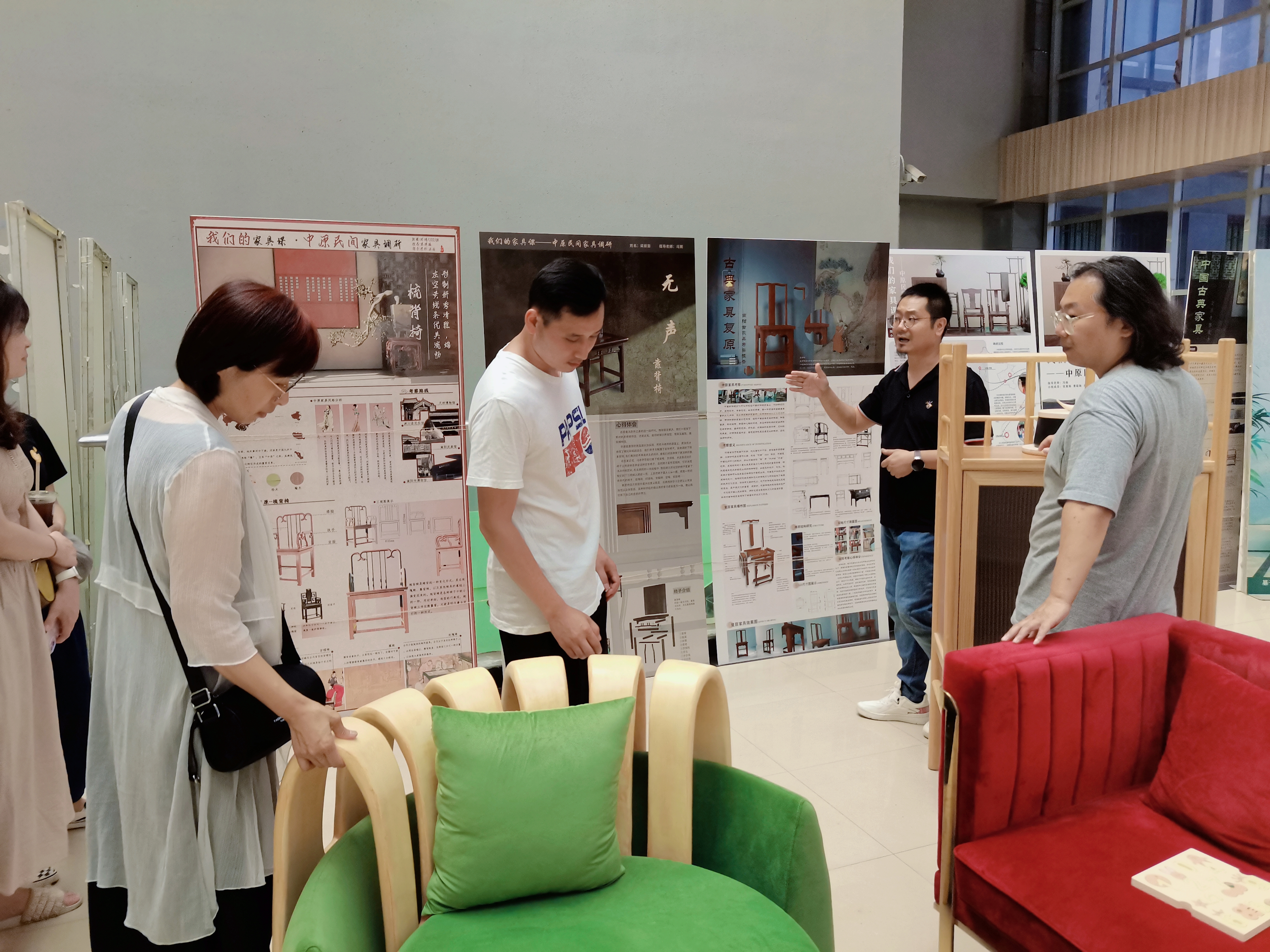 产品设计系参观河南工业大学艺术学院家居设计成果