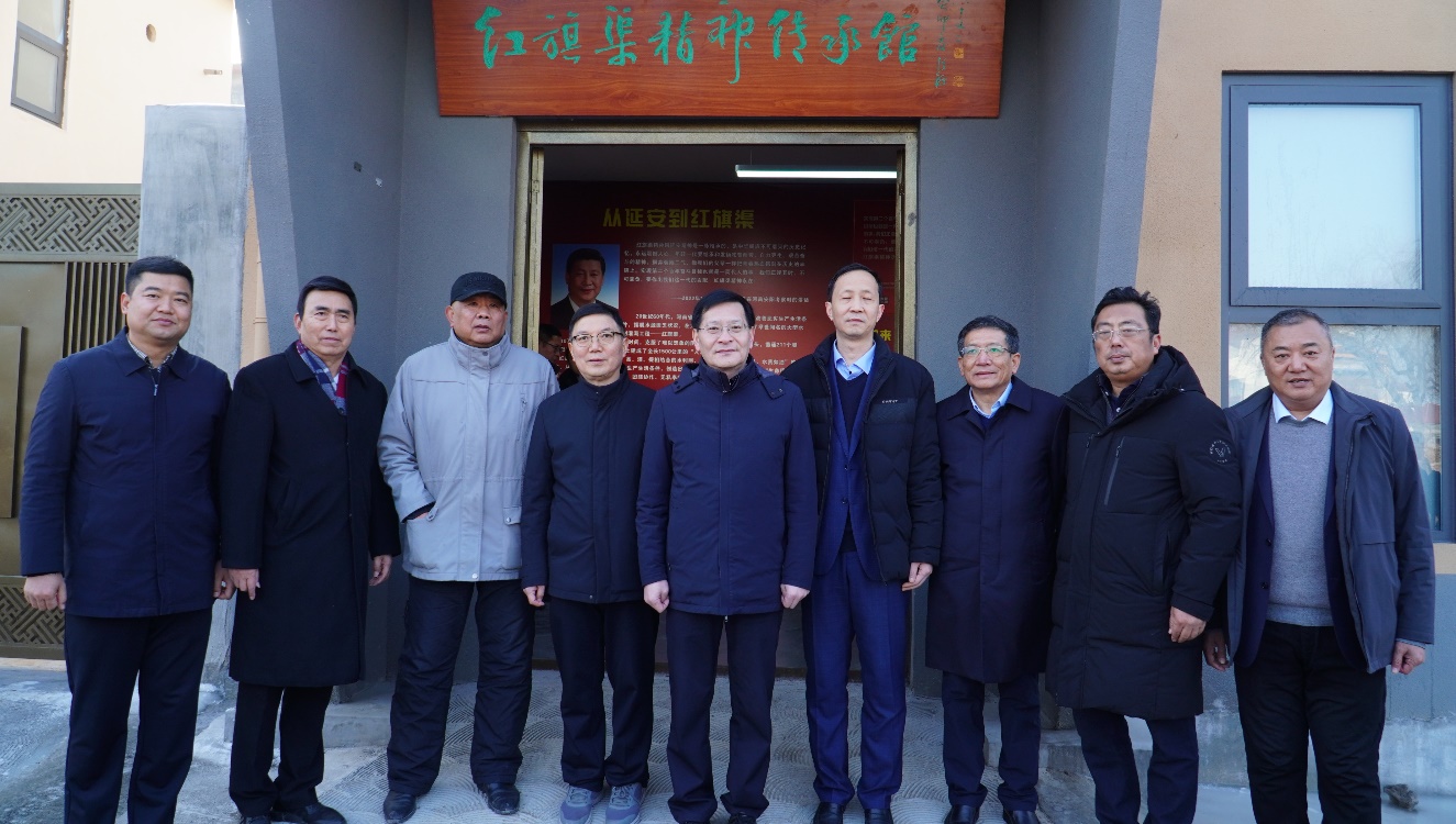 太阳成集团tyc122cc与大河美术报社、新乡县大召营村签约合作乡村振兴