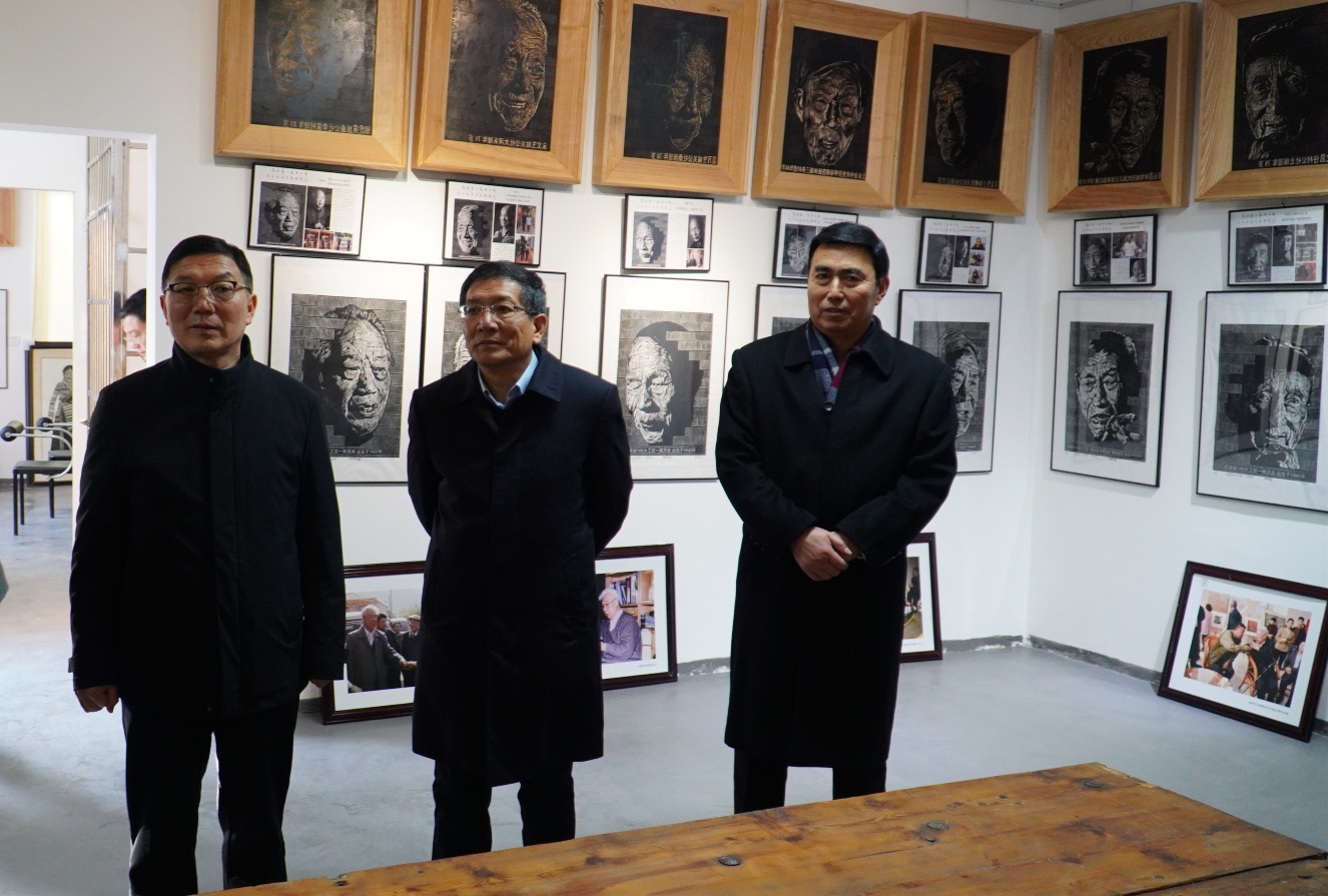 太阳成集团tyc122cc与大河美术报社、新乡县大召营村签约合作乡村振兴