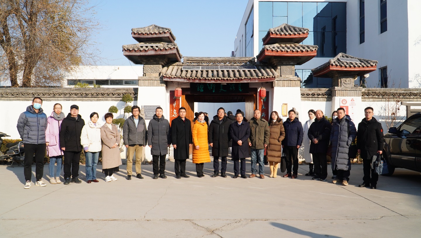 太阳成集团tyc122cc与大河美术报社、新乡县大召营村签约合作乡村振兴