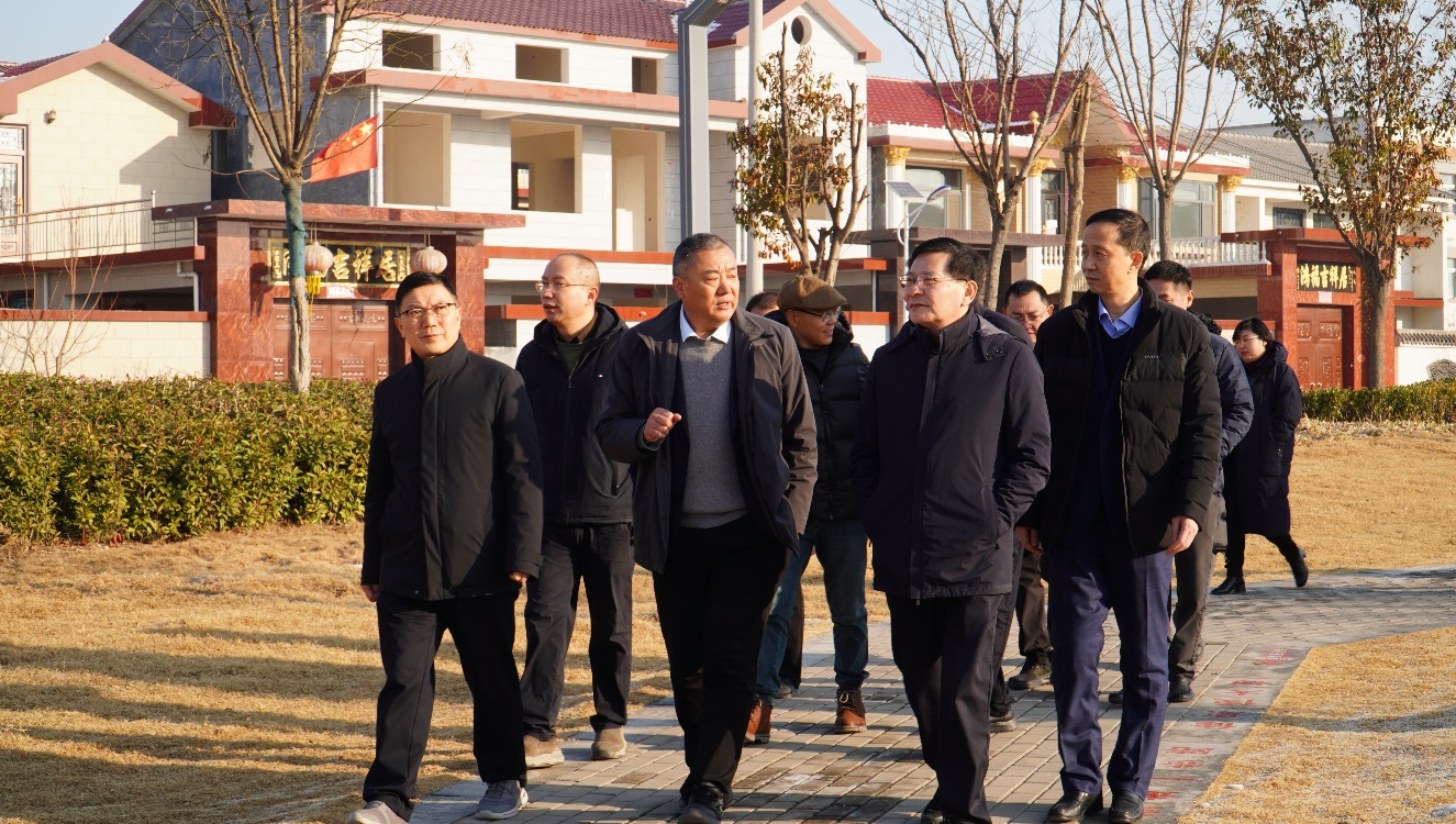 太阳成集团tyc122cc与大河美术报社、新乡县大召营村签约合作乡村振兴