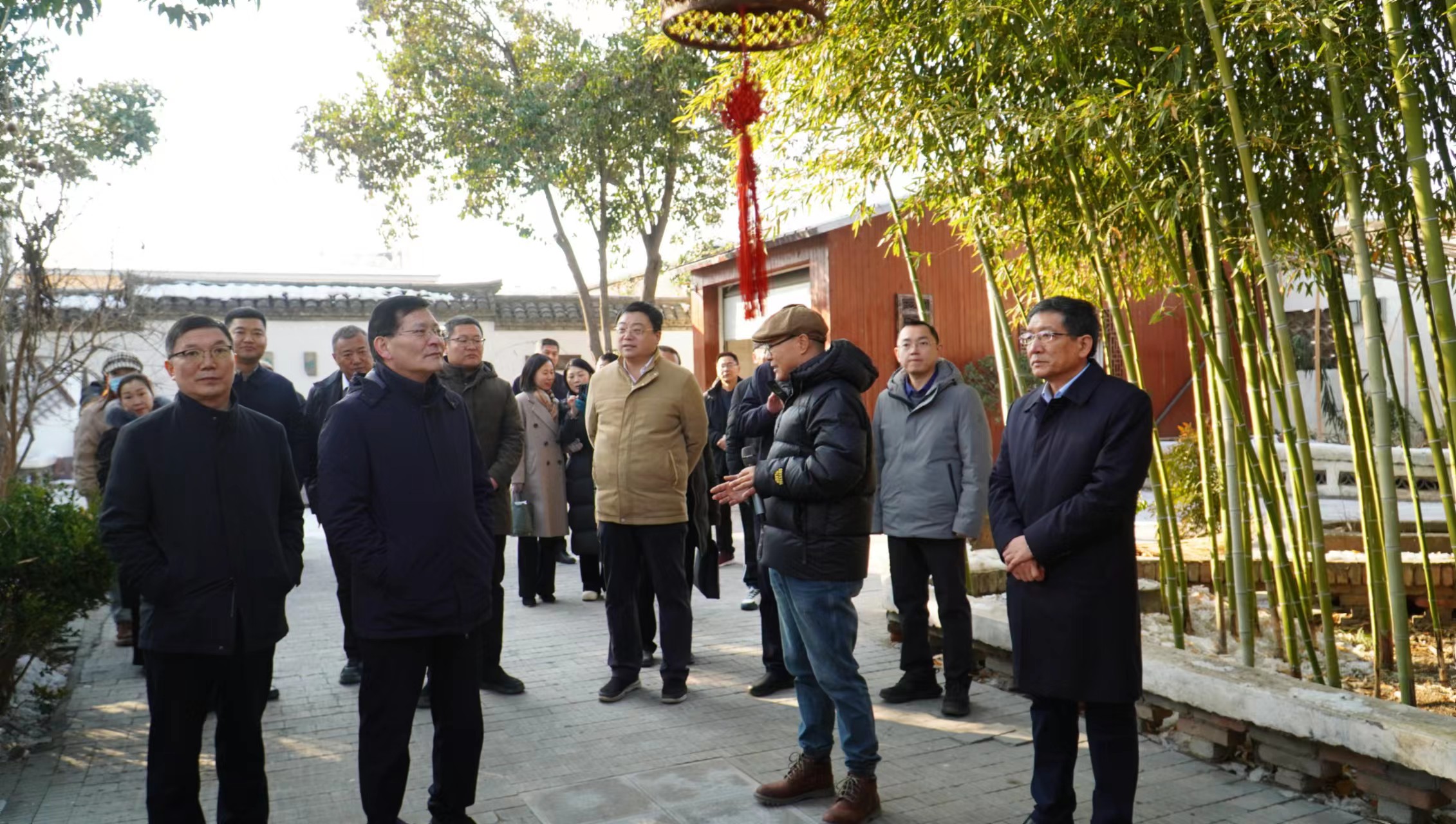 太阳成集团tyc122cc与大河美术报社、新乡县大召营村签约合作乡村振兴