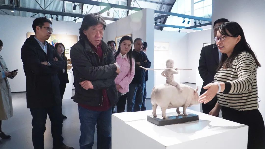 河南省美术馆馆长于会见一行莅临我集团调研指导工作