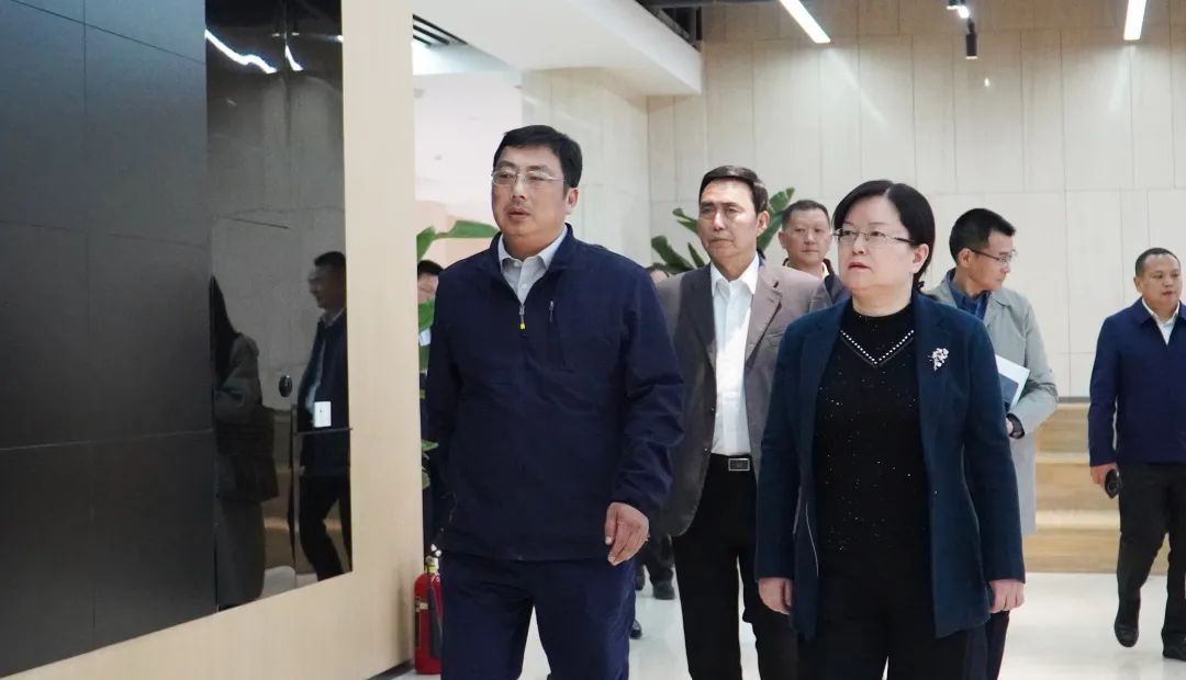 中牟县委书记丁文霞一行到我集团调研