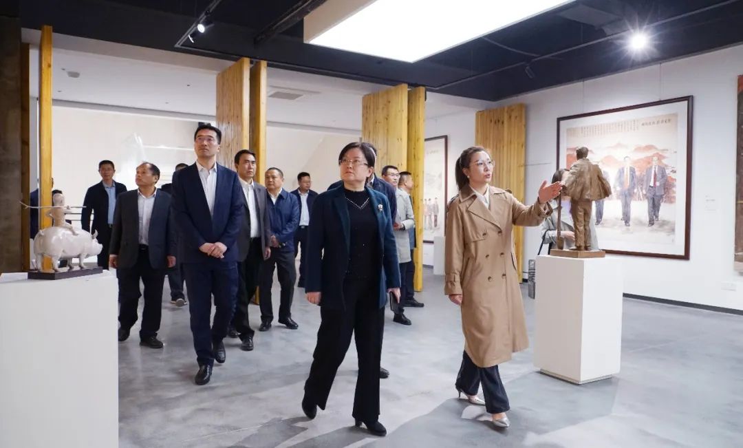 中牟县委书记丁文霞一行到我集团调研