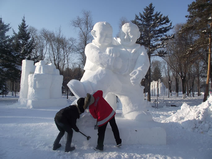 我集团学生参加第十七届全国雪雕比赛载誉归来 我集团学生参加第十七届全国雪雕比赛载誉归来