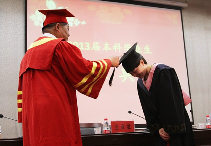 我集团隆重举行2013届毕业生毕业典礼 我集团隆重举行2013届毕业生毕业典礼