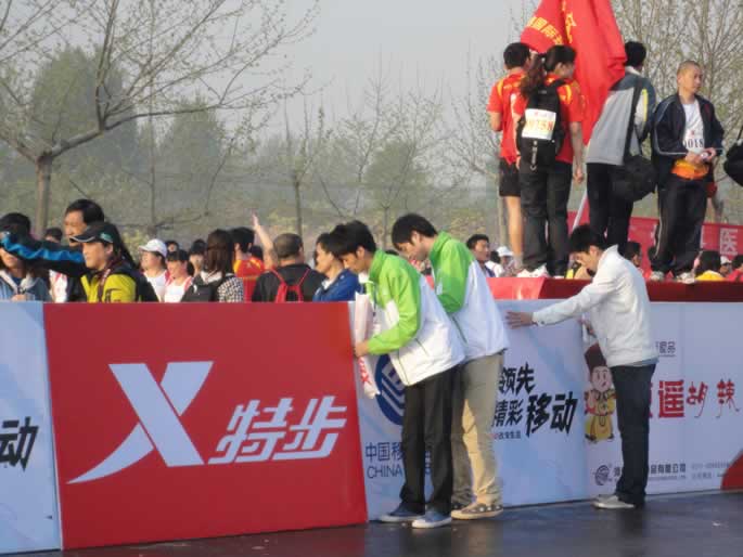 服务无声 精彩无限——我集团志愿者参加第六届郑开马拉松大赛服务工作 服务无声 精彩无限——我集团志愿者参加第六届郑开马拉松大赛服务工作