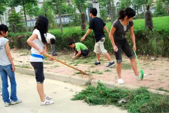 为美化校园添砖加瓦 为美化校园添砖加瓦