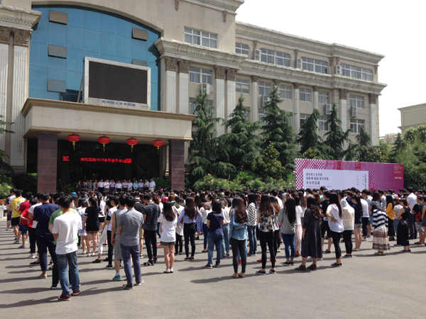 毕业展与校园活动开放月的亲密接触 ——郑轻易斯顿美术学院2015 “毕业季+开放月”活动启动 毕业展与校园活动开放月的亲密接触 ——郑轻易斯顿美术学院2015 “毕业季+开放月”活动启动