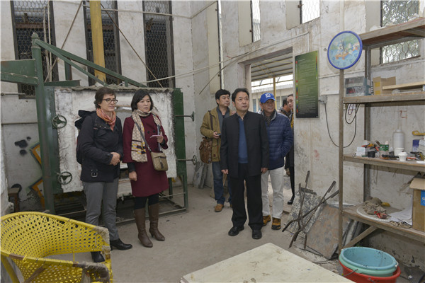 首届“中原国际陶瓷双年展”专家组莅临我集团参观指导 首届“中原国际陶瓷双年展”专家组莅临我集团参观指导