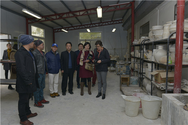首届“中原国际陶瓷双年展”专家组莅临我集团参观指导 首届“中原国际陶瓷双年展”专家组莅临我集团参观指导