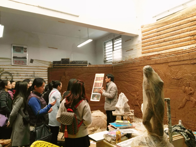 助推践行素质教育—郑东新区中小学美术教师一行参观我集团造型艺术系 助推践行素质教育—郑东新区中小学美术教师一行参观我集团造型艺术系
