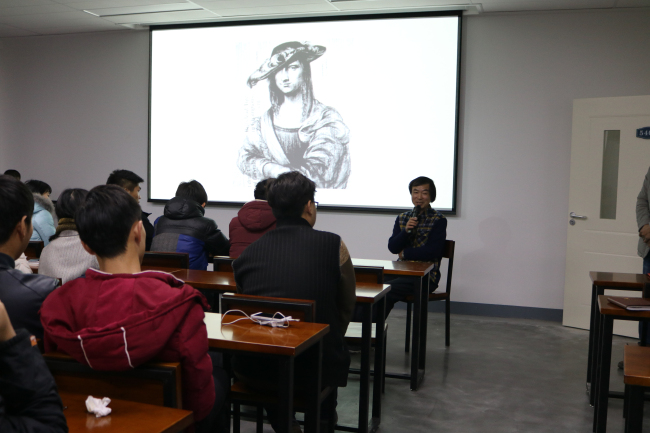 江南大学著名雕塑家徐诚一教授来我集团讲学并被聘为客座教授 江南大学著名雕塑家徐诚一教授来我集团讲学并被聘为客座教授