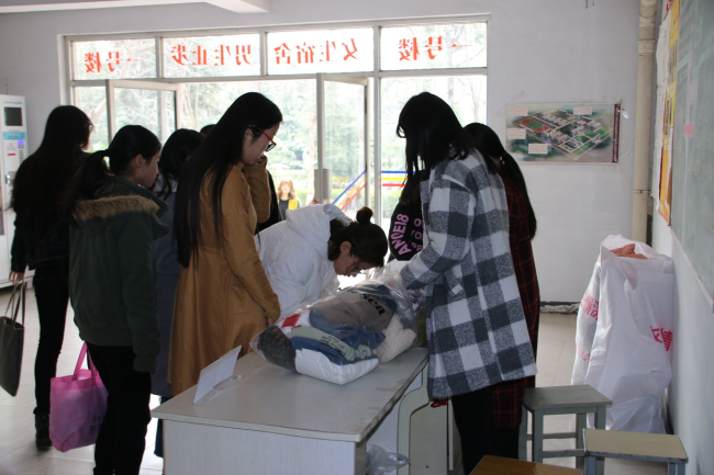 温暖传递 情深衣旧 —我集团举行学雷锋活动之“雷励行动” 温暖传递 情深衣旧 —我集团举行学雷锋活动之“雷励行动”