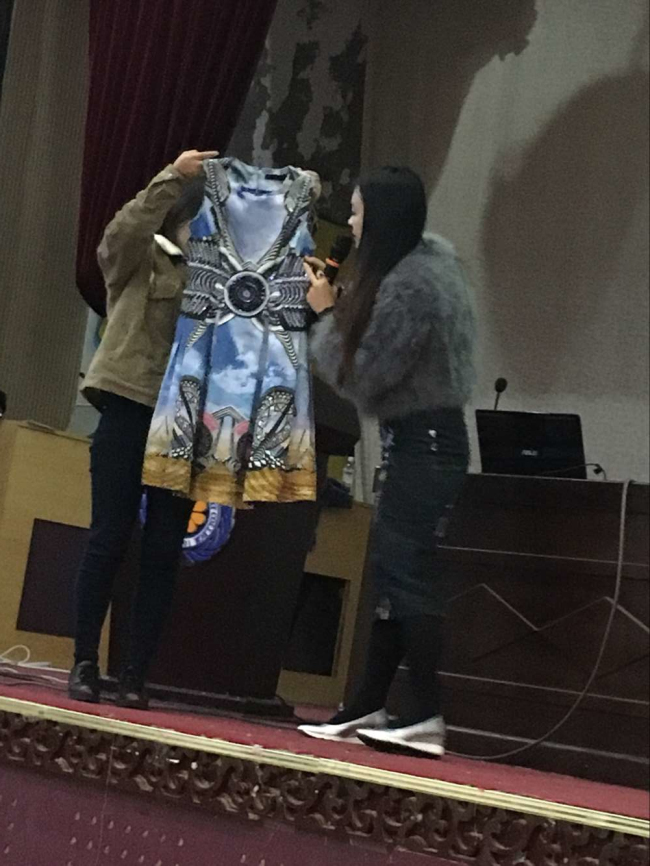 我集团服装设计教学新尝试—独立设计师呙倚伊到我集团讲学 我集团服装设计教学新尝试—独立设计师呙倚伊到我集团讲学