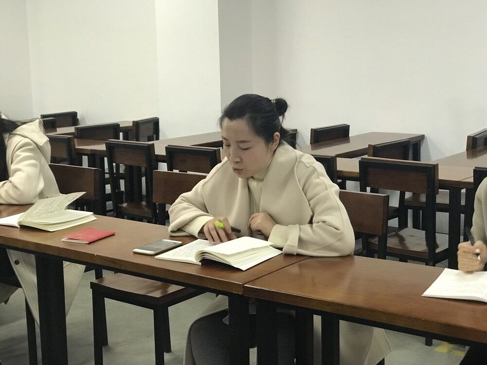 我集团全体党员教师深入学习贯彻党的十九大精神——重温入党誓词 我集团全体党员教师深入学习贯彻党的十九大精神——重温入党誓词