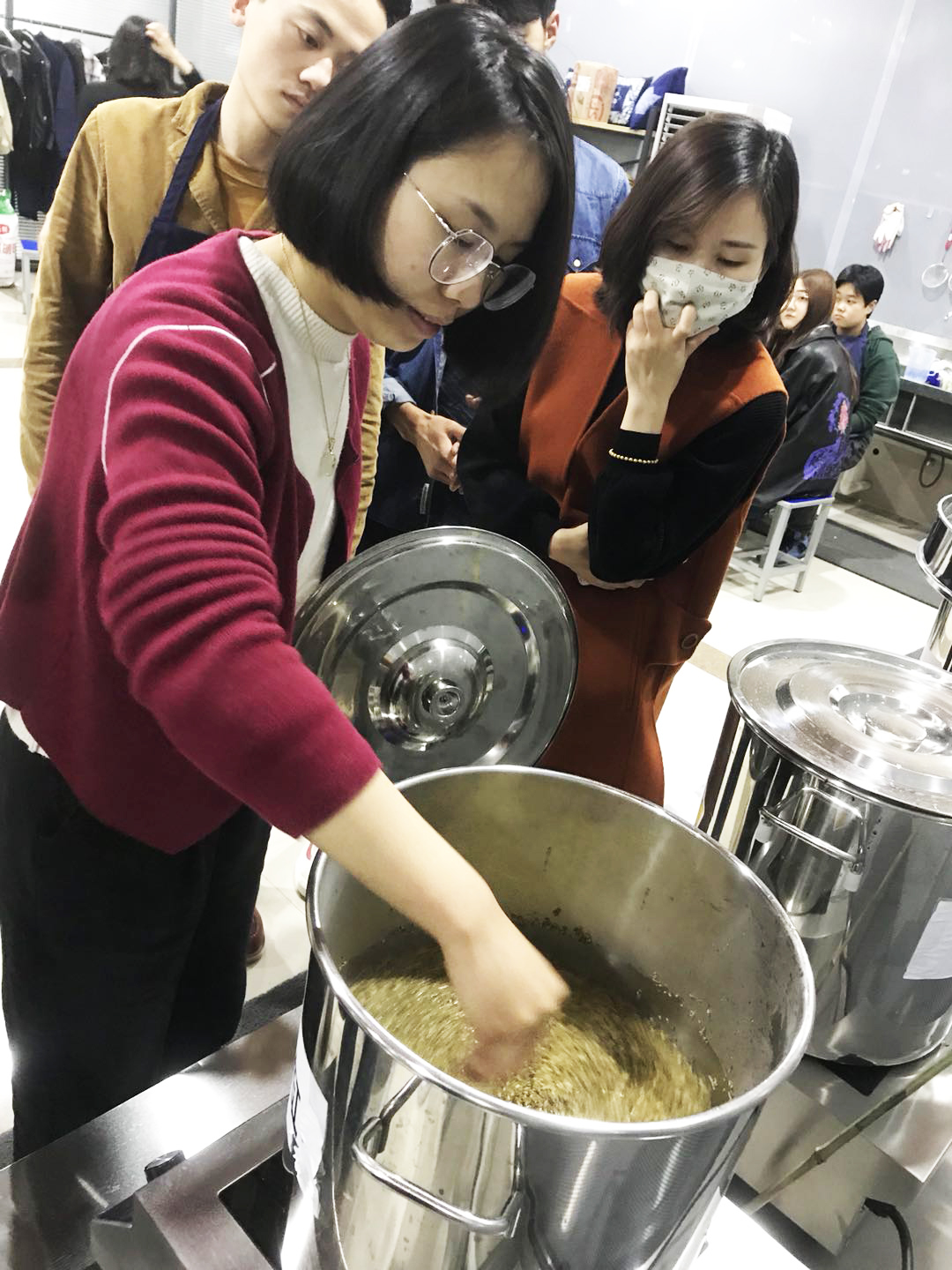 传承匠人精神,体验手工扎染 ——我集团邀请张煦林设计师进行植物染工作坊讲学 传承匠人精神,体验手工扎染 ——我集团邀请张煦林设计师进行植物染工作坊讲学