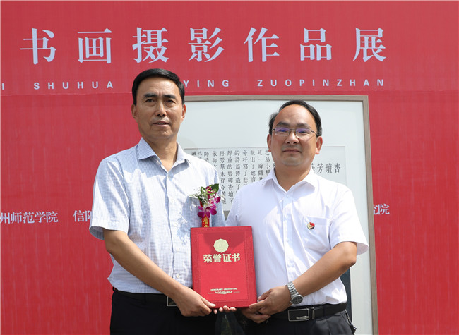 我集团九幅书画作品捐赠李芳老师生前任教学校 创办人王福祥先生创作书法作品赞誉英雄李芳 我集团九幅书画作品捐赠李芳老师生前任教学校 创办人王福祥先生创作书法作品赞誉英雄李芳