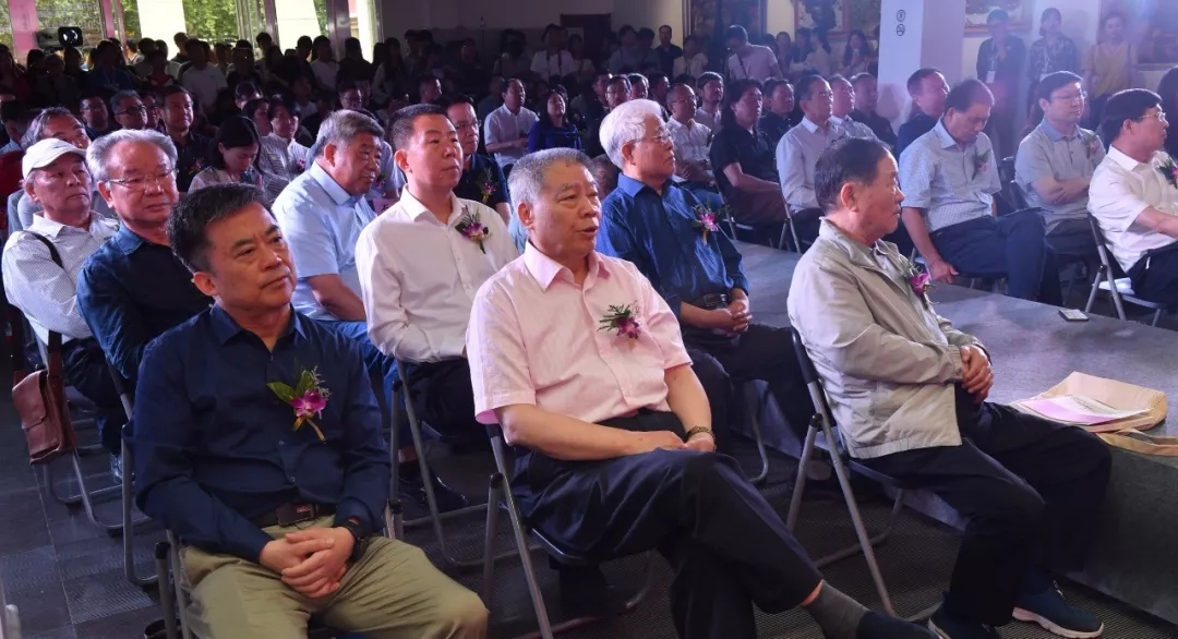 庆祝新中国成立70周年 郑州轻工业大学易斯顿美术学院教师暨2019届毕业生作品展隆重开幕 庆祝新中国成立70周年 郑州轻工业大学易斯顿美术学院教师暨2019届毕业生作品展隆重开幕