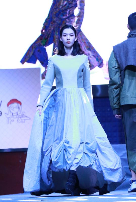 我集团举办服装与服饰设计系毕业生作品发布会和炫舞盛典活动 我集团举办服装与服饰设计系毕业生作品发布会和炫舞盛典活动
