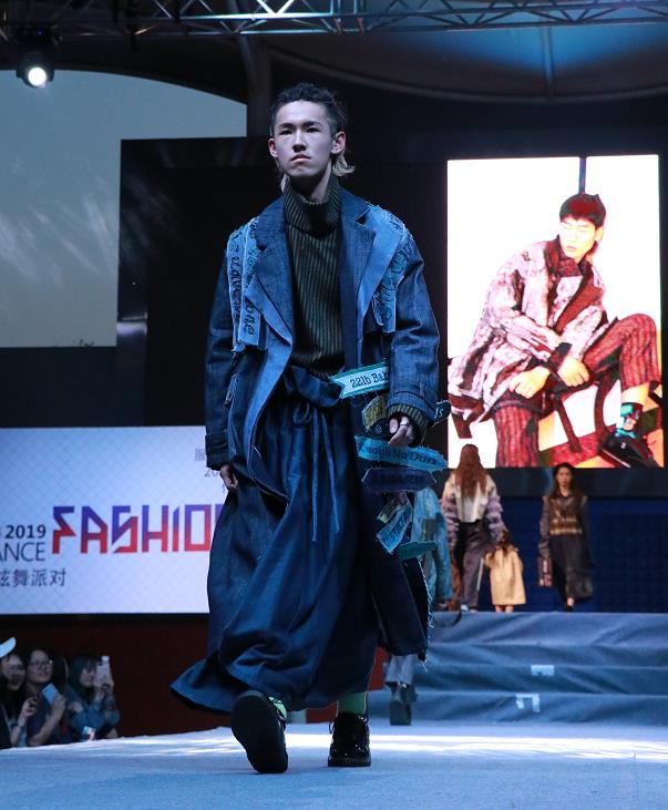 我集团举办服装与服饰设计系毕业生作品发布会和炫舞盛典活动 我集团举办服装与服饰设计系毕业生作品发布会和炫舞盛典活动