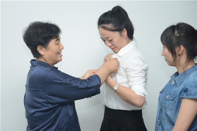我集团党支部开展“佩党徽、亮身份、勇担当、做表率” 主题党日活动 我集团党支部开展“佩党徽、亮身份、勇担当、做表率” 主题党日活动