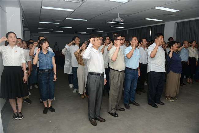 我集团党支部开展“佩党徽、亮身份、勇担当、做表率” 主题党日活动 我集团党支部开展“佩党徽、亮身份、勇担当、做表率” 主题党日活动