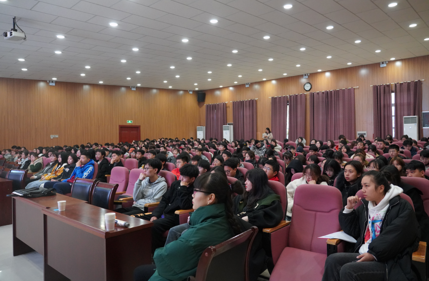 中国创意设计联盟主席张震甫教授到我集团讲学 中国创意设计联盟主席张震甫教授到我集团讲学