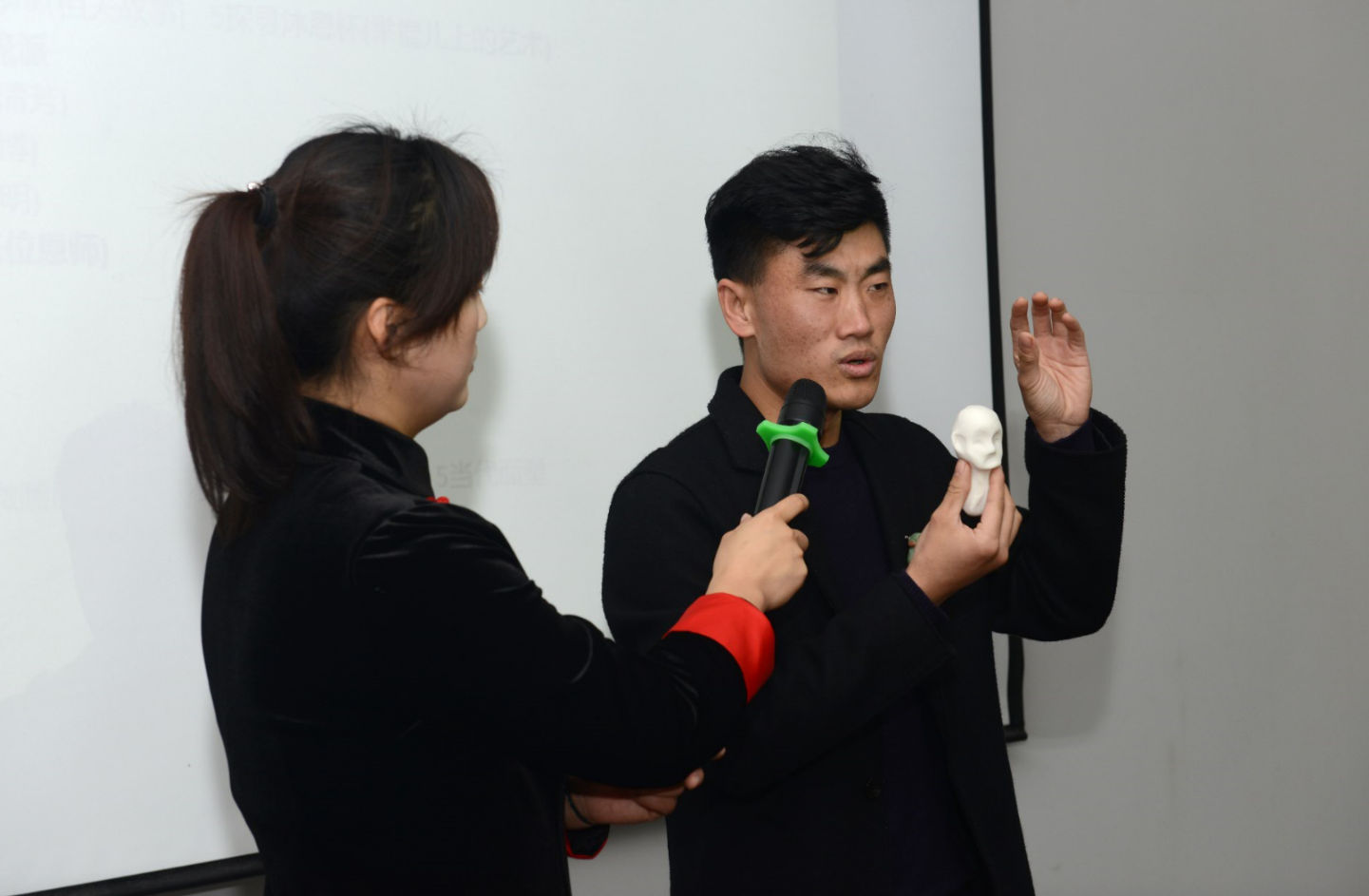 河南省非遗传承人刘玉伟走进易斯顿美术学院 河南省非遗传承人刘玉伟走进易斯顿美术学院