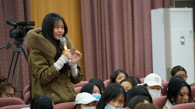 景德镇陶瓷大学张景辉教授到我集团讲学 景德镇陶瓷大学张景辉教授到我集团讲学