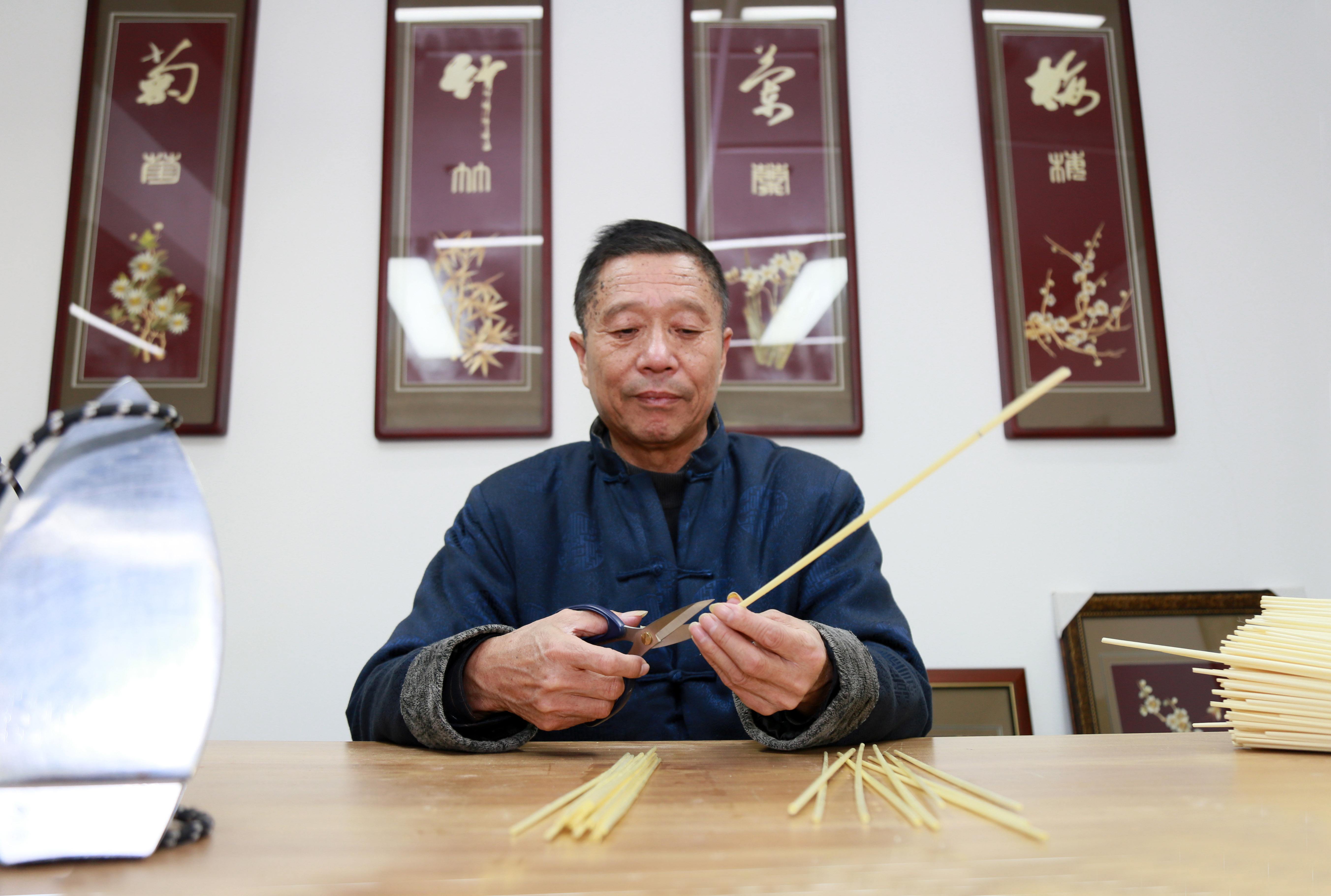 “陈氏麦秆画”非遗传承人陈振强先生到我集团讲学 “陈氏麦秆画”非遗传承人陈振强先生到我集团讲学