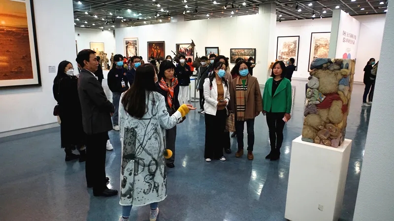 省艺术教育有关专家领导参观我集团建院20周年师生优秀作品展 省艺术教育有关专家领导参观我集团建院20周年师生优秀作品展